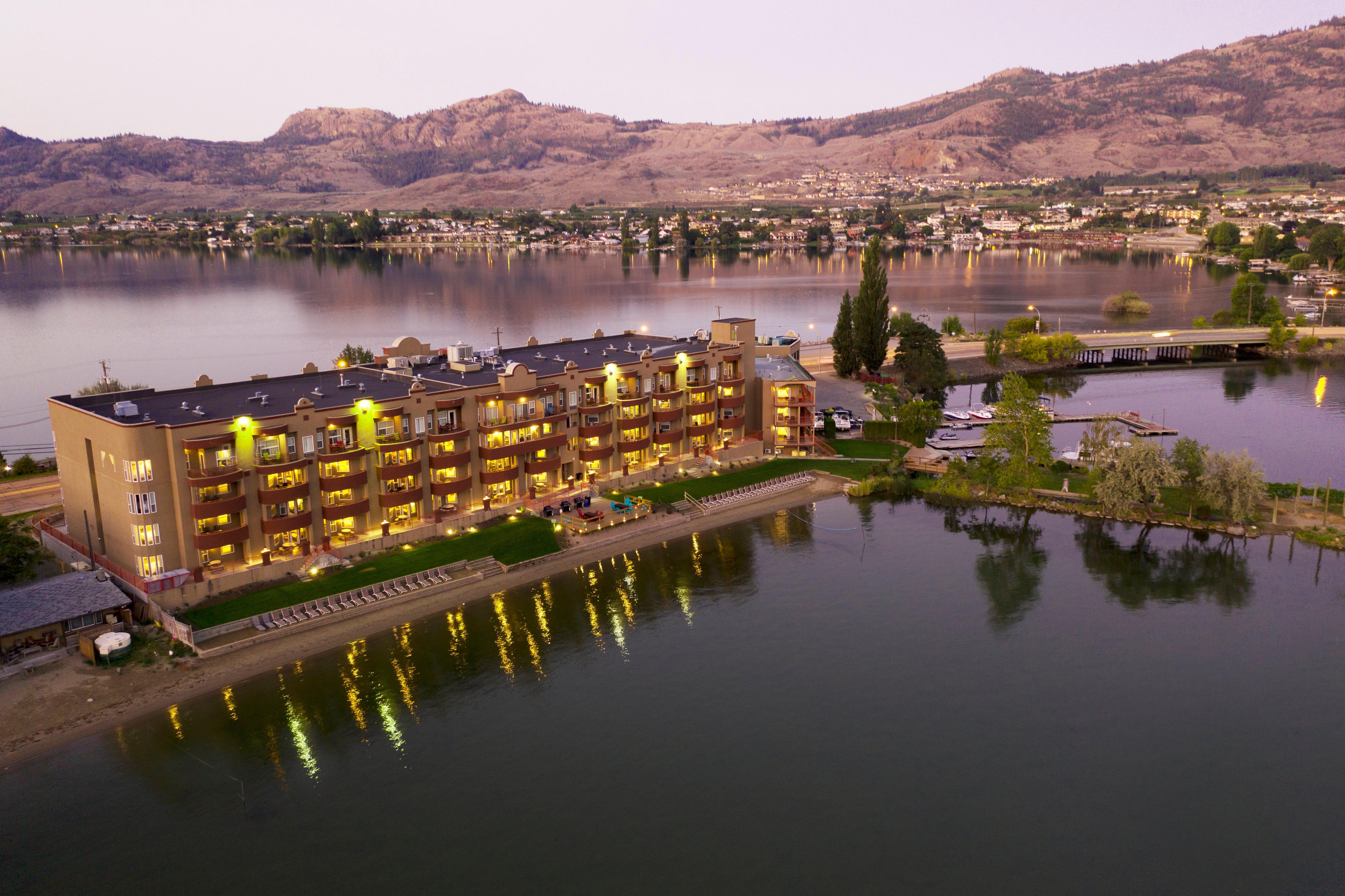 Holiday Inn Hotel & Suites Osoyoos By Ihg Bagian luar foto