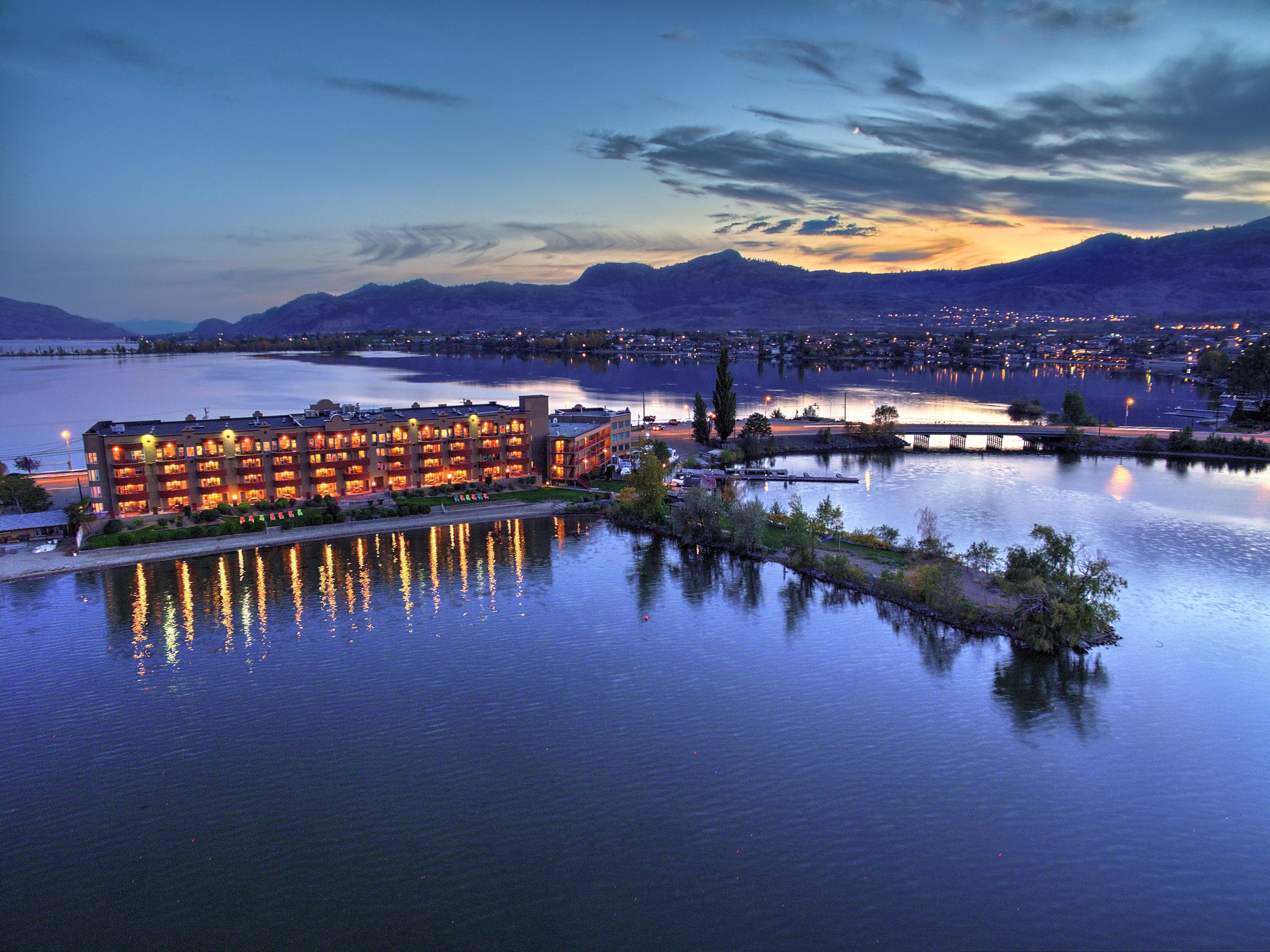 Holiday Inn Hotel & Suites Osoyoos By Ihg Bagian luar foto