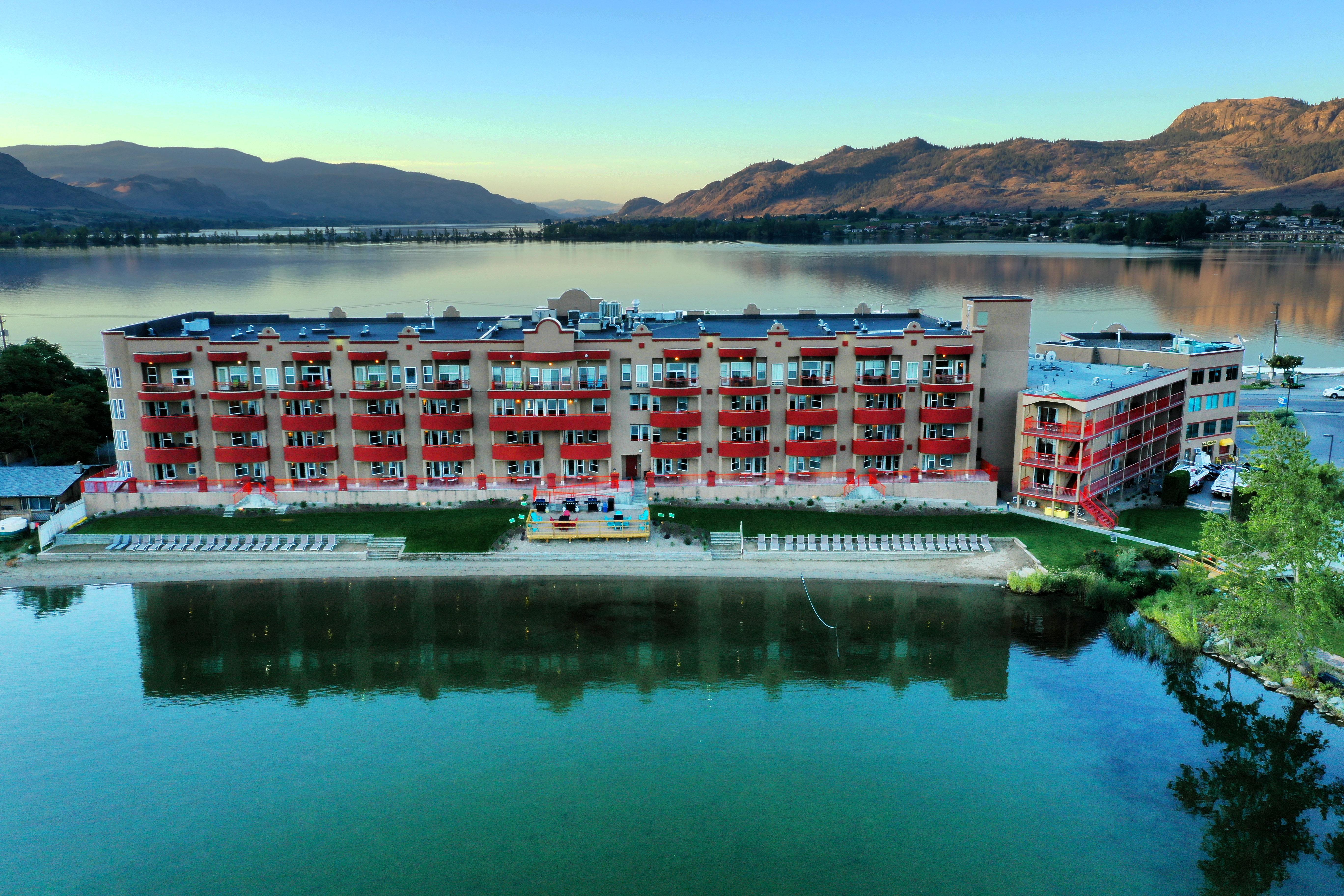Holiday Inn Hotel & Suites Osoyoos By Ihg Bagian luar foto