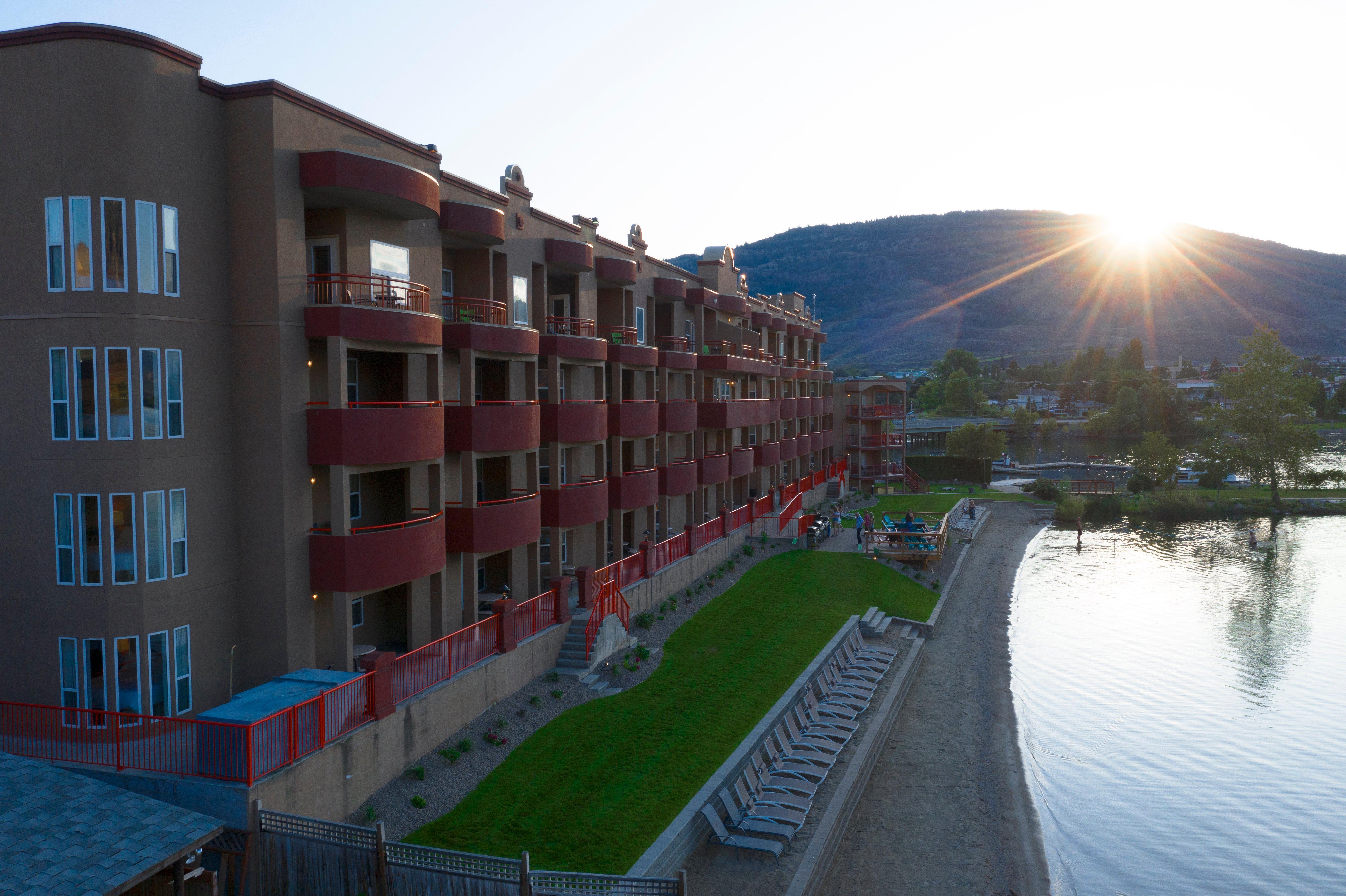 Holiday Inn Hotel & Suites Osoyoos By Ihg Bagian luar foto