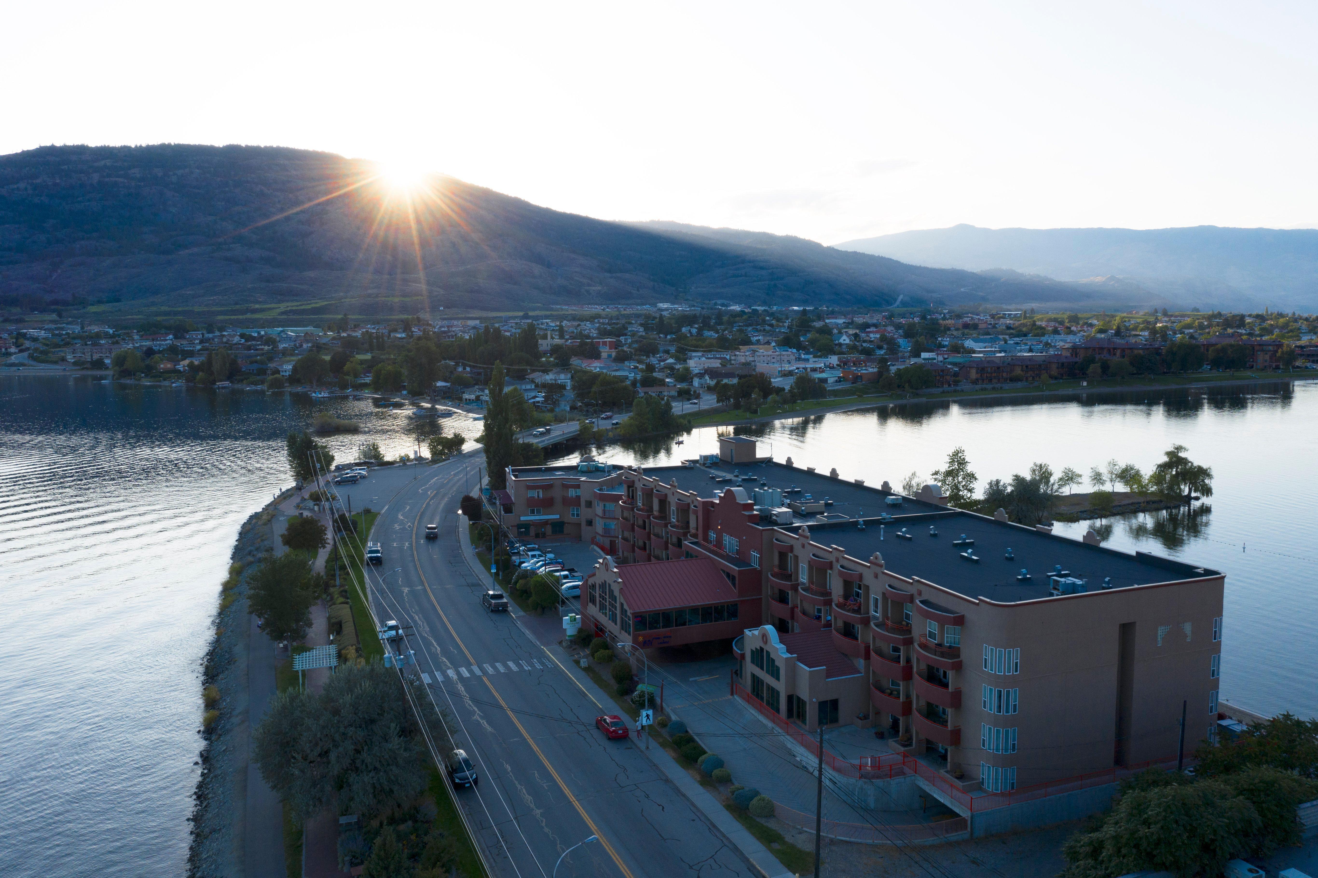 Holiday Inn Hotel & Suites Osoyoos By Ihg Bagian luar foto