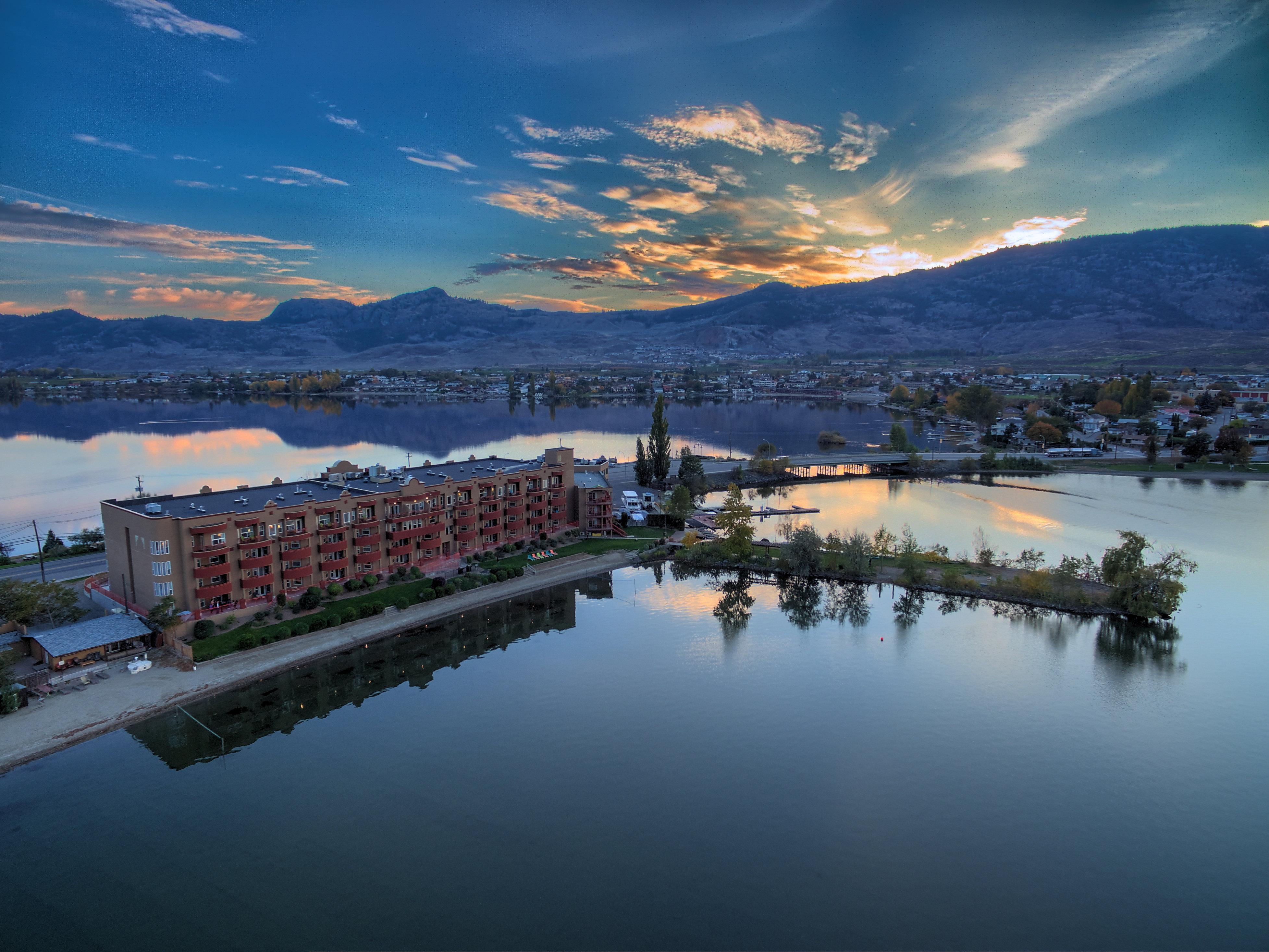 Holiday Inn Hotel & Suites Osoyoos By Ihg Bagian luar foto