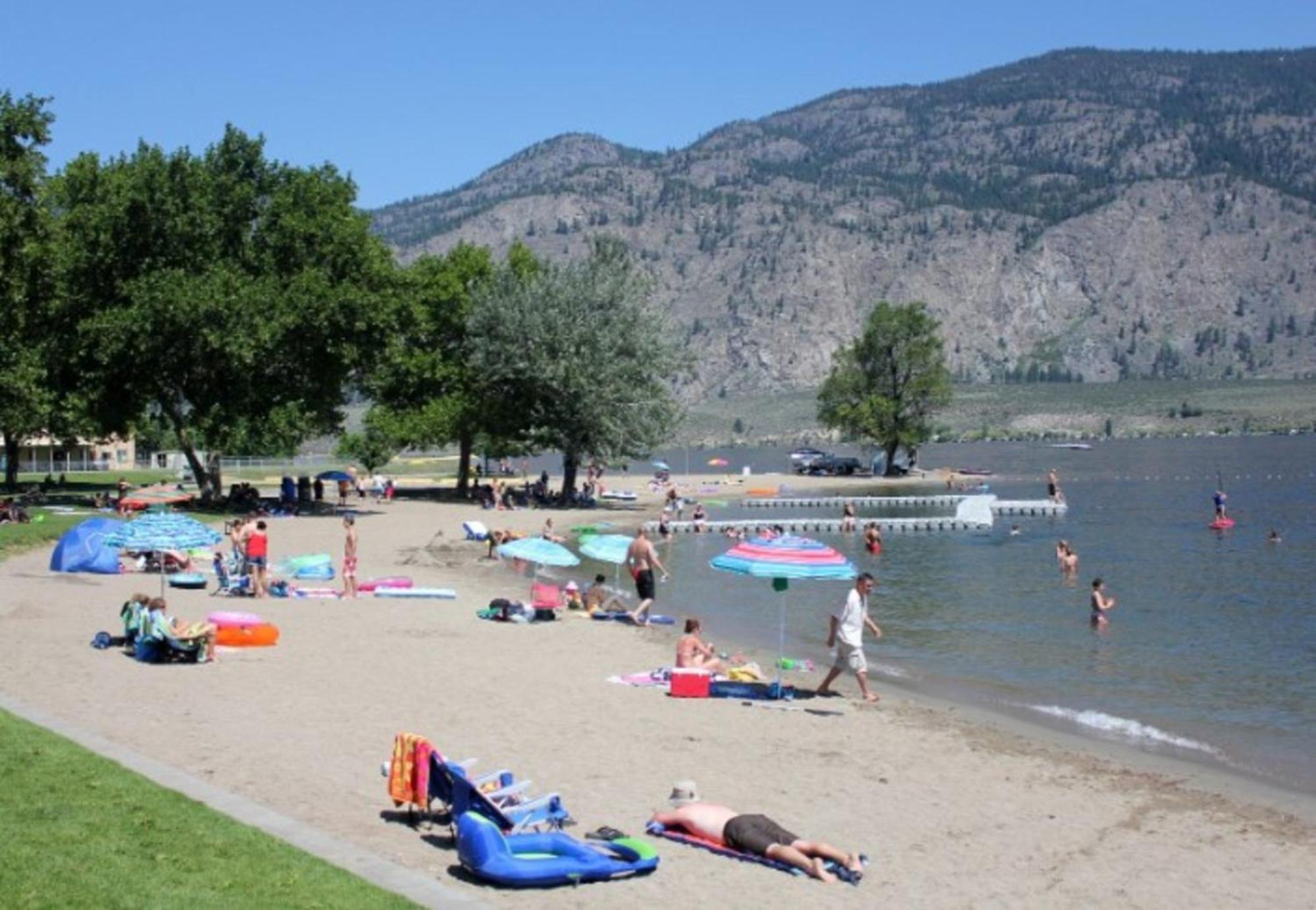 Holiday Inn Hotel & Suites Osoyoos By Ihg Bagian luar foto